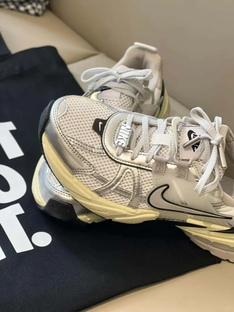 NIKE(ナイキ) V2KRUNの画像