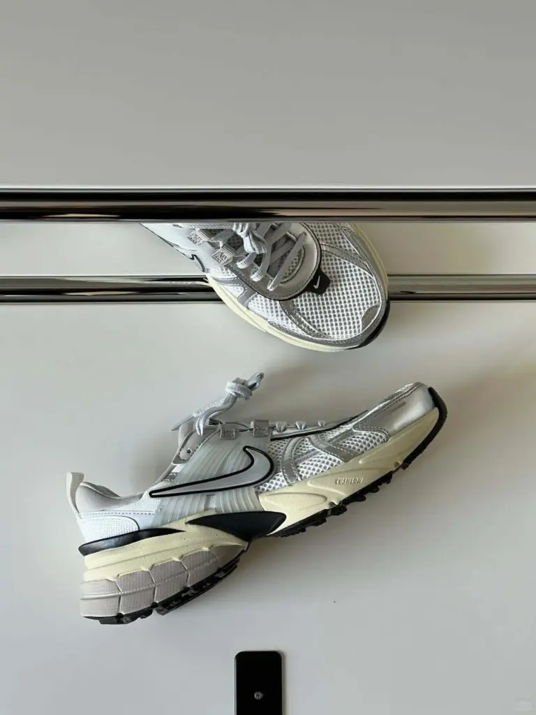 NIKE(ナイキ) V2KRUNの画像