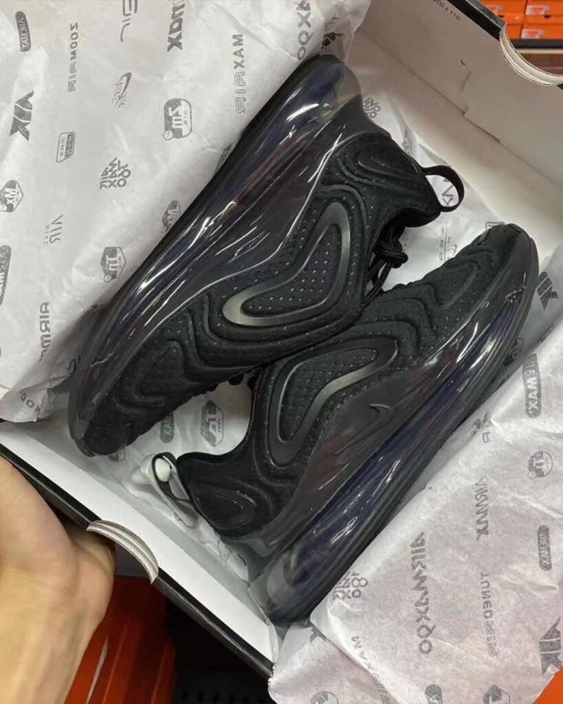 NIKEのAIRMAX720(エアマックス720)の画像