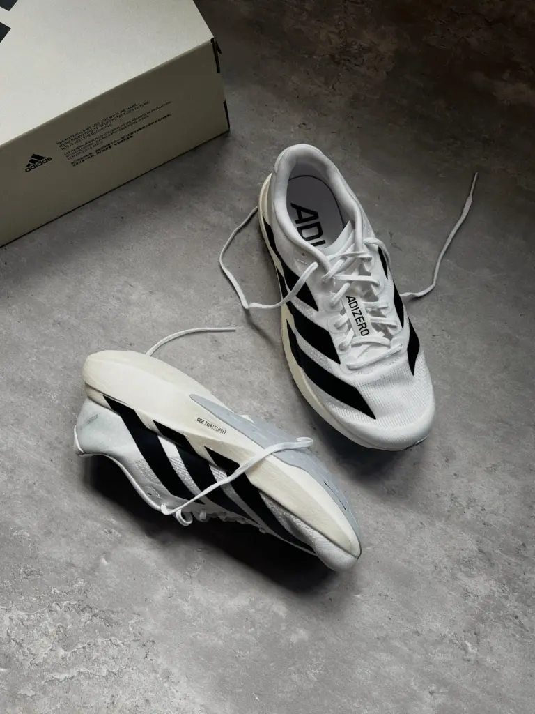 adidas】ADIZERO EVO SLのサイズ感や履き心地は？口コミも合わせ