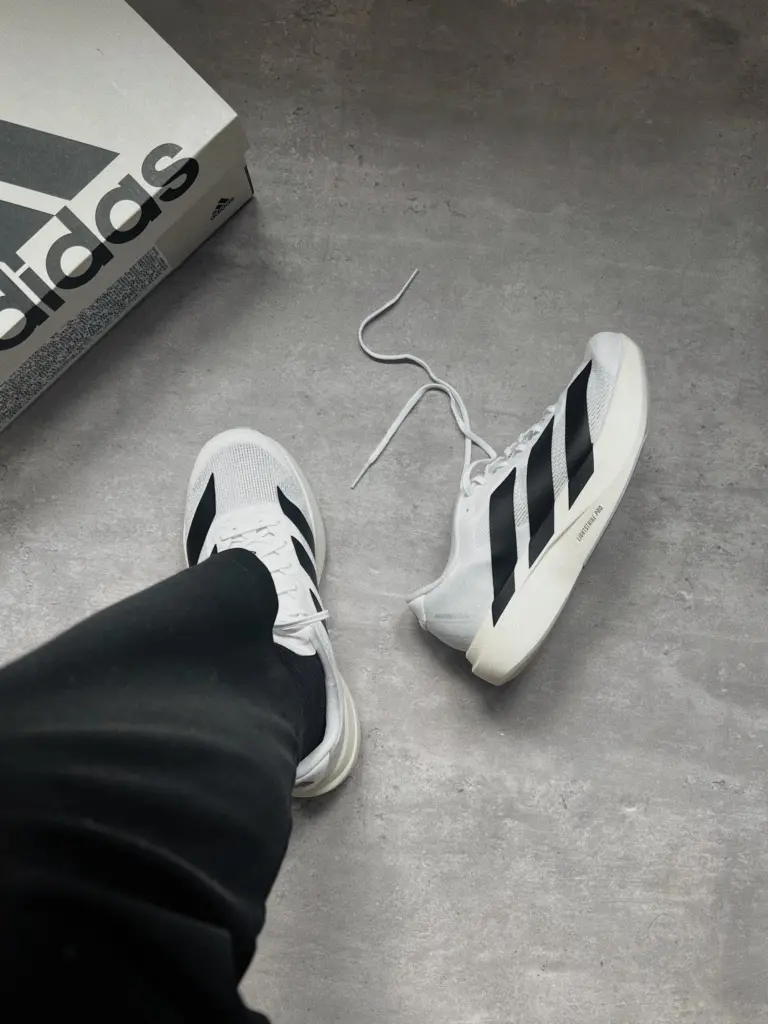 adidas】ADIZERO EVO SLのサイズ感や履き心地は？口コミも合わせ