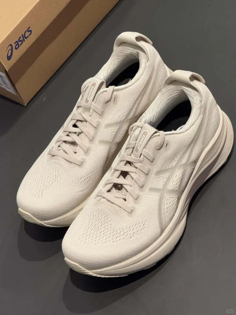 asics】GEL-KAYANO 32のサイズ感や履き心地は？口コミも合わせて販売員 