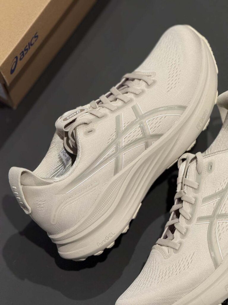 asics】GEL-KAYANO 32のサイズ感や履き心地は？口コミも合わせて販売員 