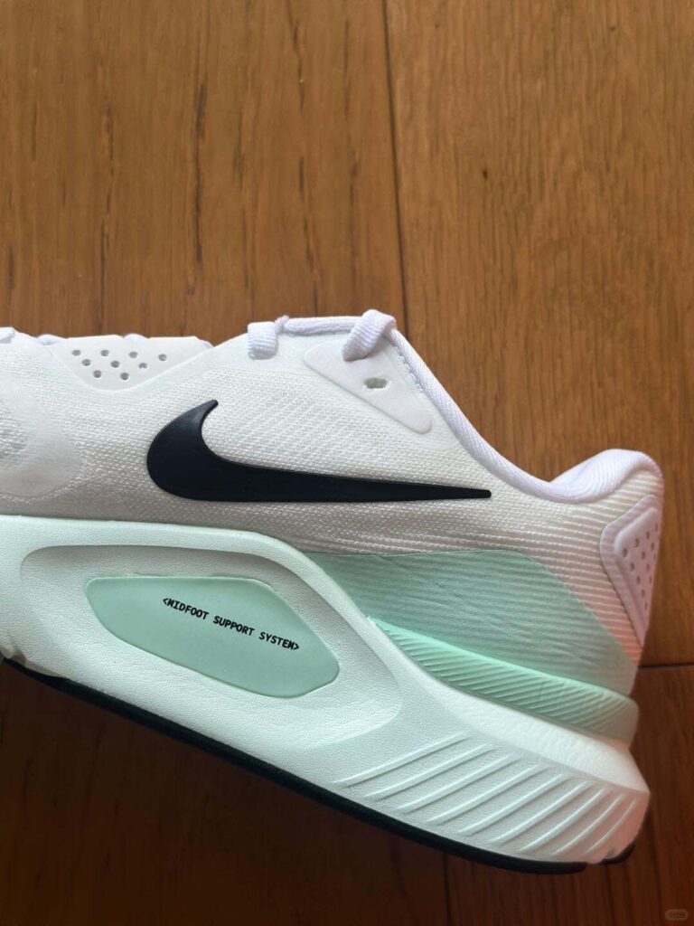 NIKE STRUCTURE26の画像