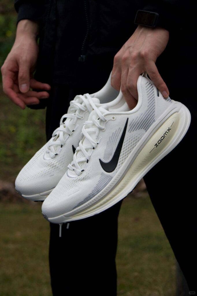 NIKE vomero18の画像