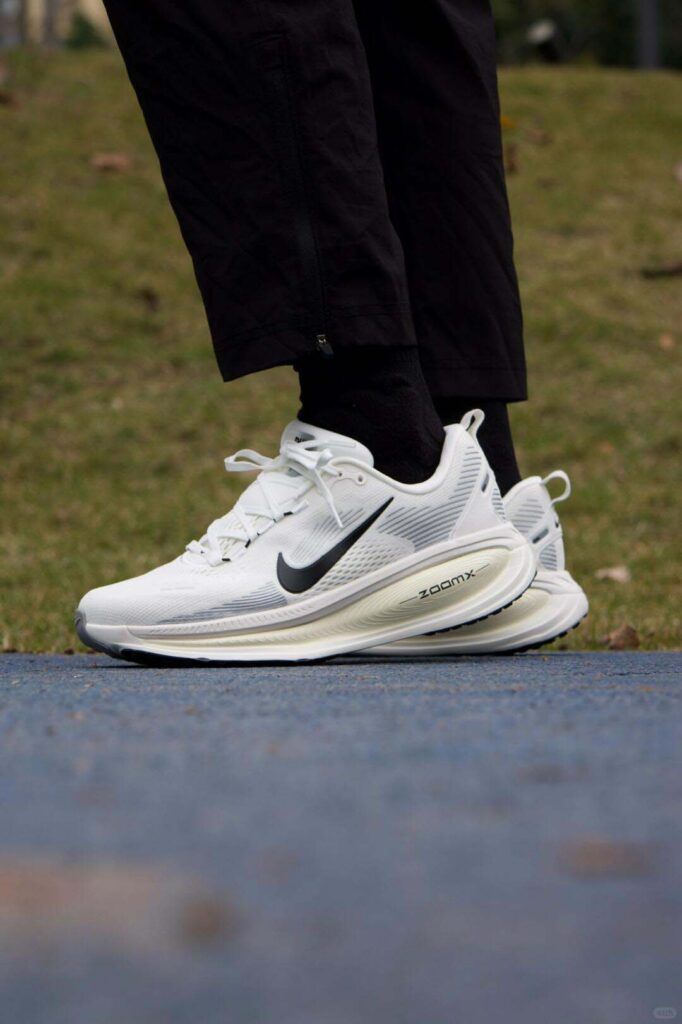 NIKE vomero18の画像