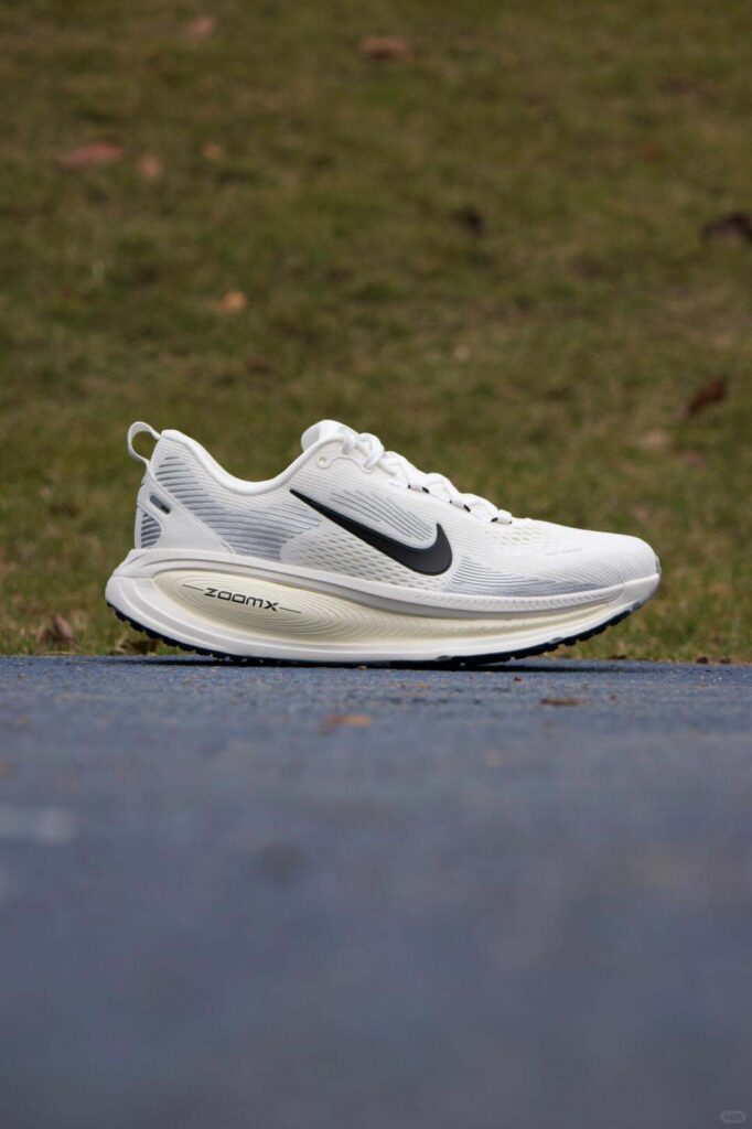 NIKE vomero18の画像