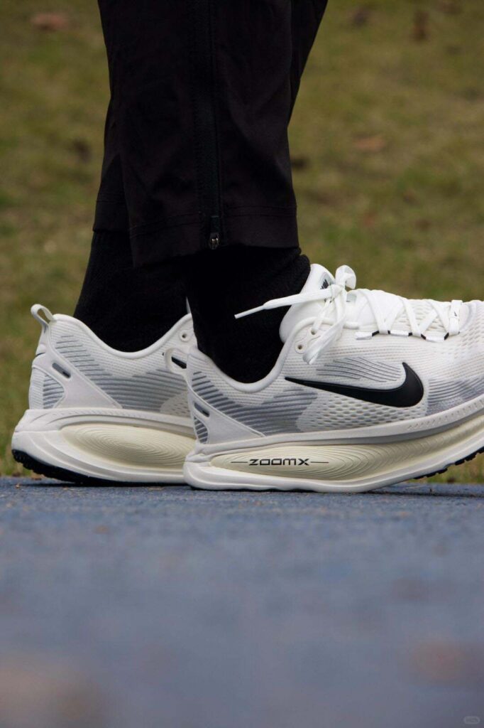 NIKE vomero18の画像