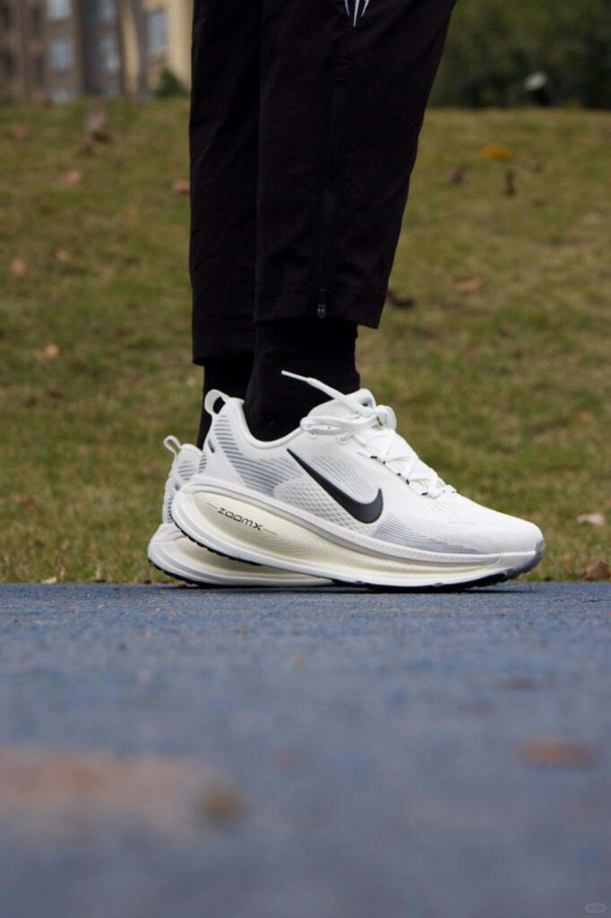 NIKE vomero18の画像