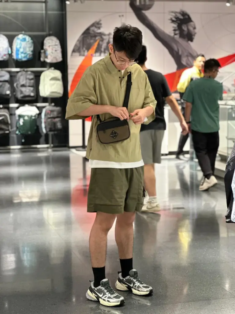 NIKE(ナイキ) V2K RUNのコーデ画像