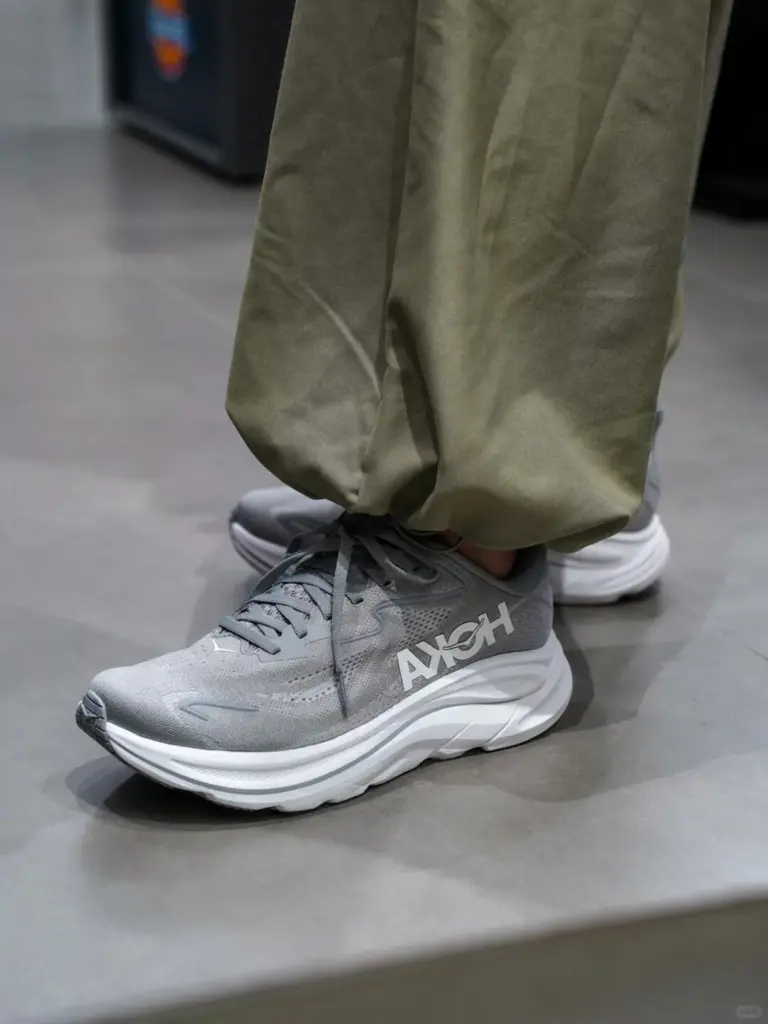 HOKA「CLIFTON 10」はダサい？評判・履き心地と厚底をおしゃれに見せる 