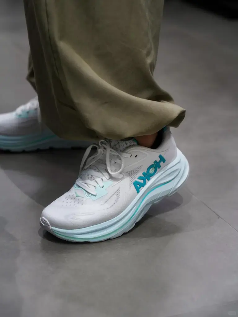 HOKA(ホカ)のCLIFTON10はダサい？の画像